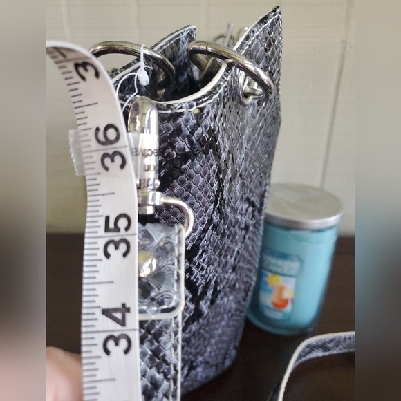 Women's gray and black faux snakeskin hobo Style bag with extra strap - Picture 6 of 13